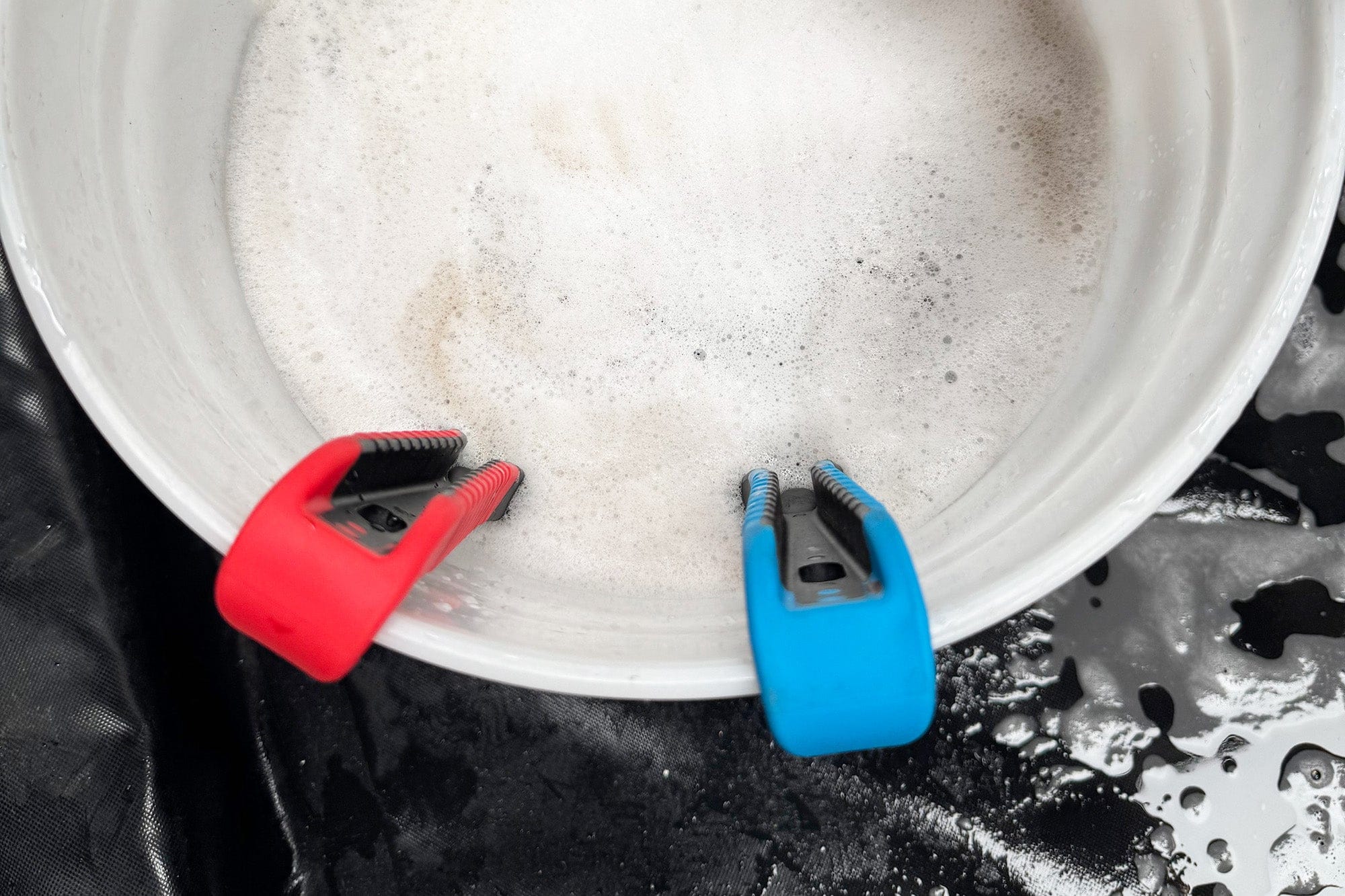 SKORP brushes hooked on a bucket rim from the inside